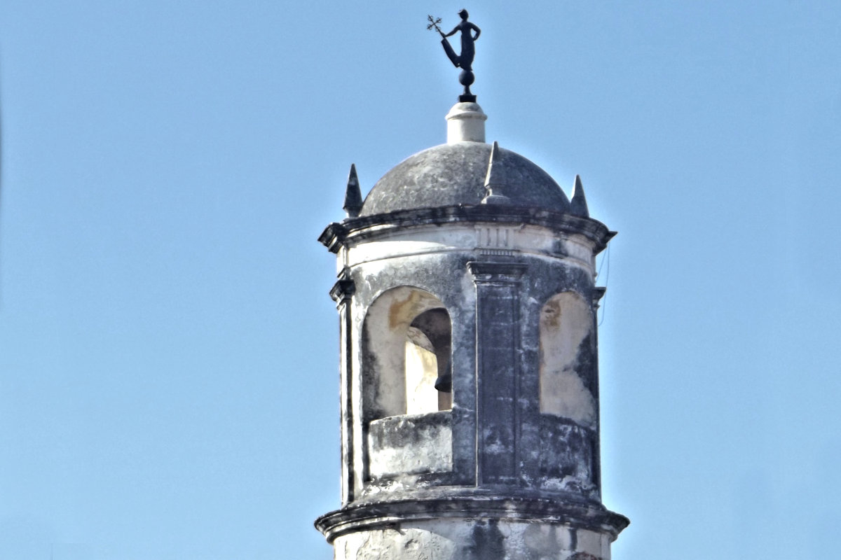 Gerónimo Martín Pinzón based the sculpture on the figure on the Giralda Tower in Seville, Spain.  Cubans believe that it honors Isabel de Bobadilla, Havana’s only female governor.