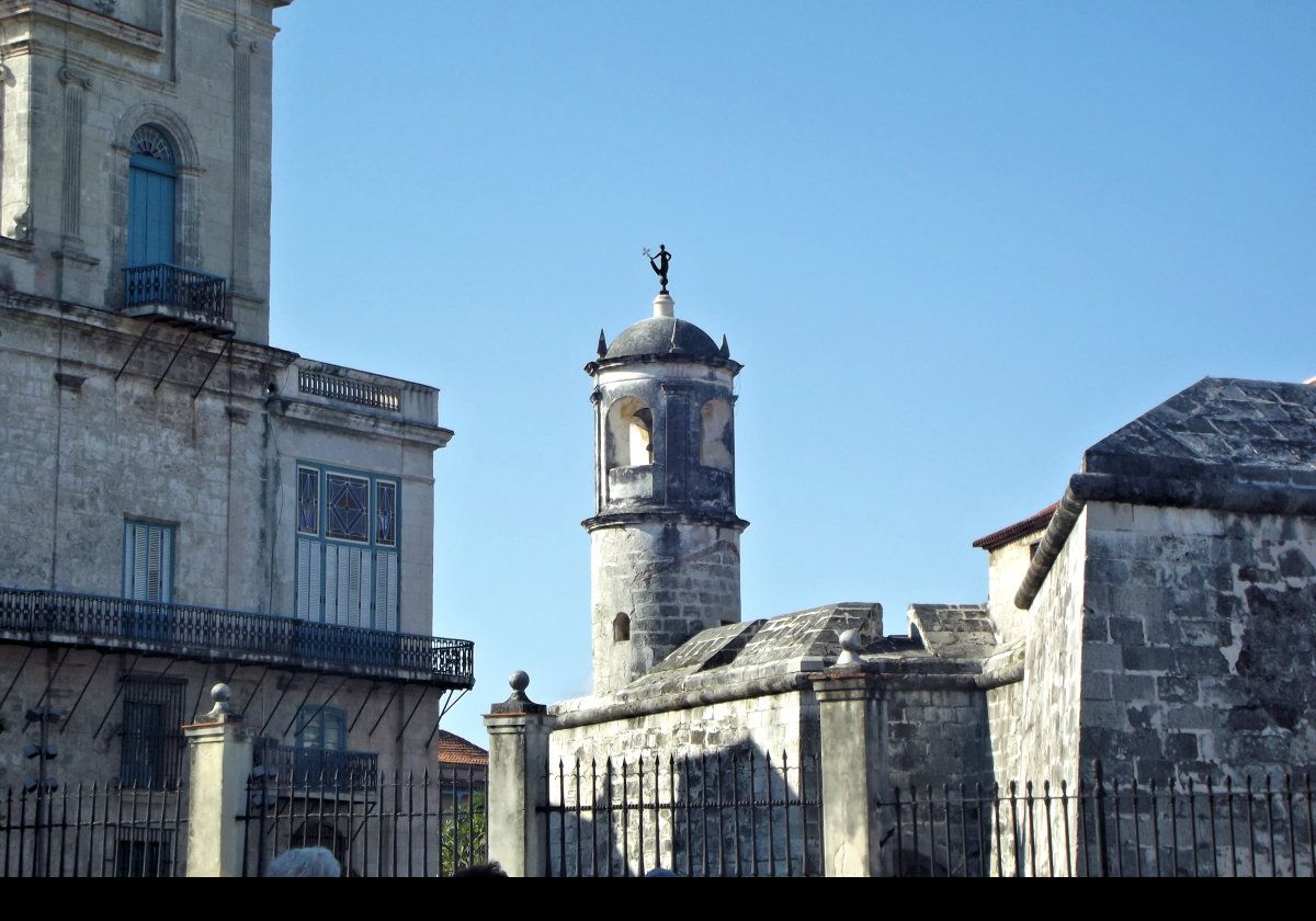 Completed in 1634, and placed on top of the western watchtower of El Castillo de La Fuerza Real, the bronze statue La Giraldilla is a historic symbol of Havana.