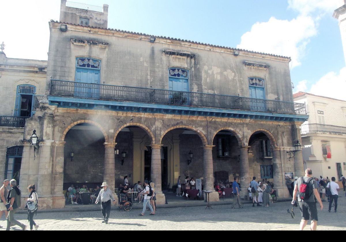 Located opposite the Palacio del Conde Lombillo on the north-west corner of the Plaza de la Catedral, the Casa del Marqués de Aguas Claras was built between 1751 and 1775.  It retains its original 18th-century stained glass on its upper-floor windows.