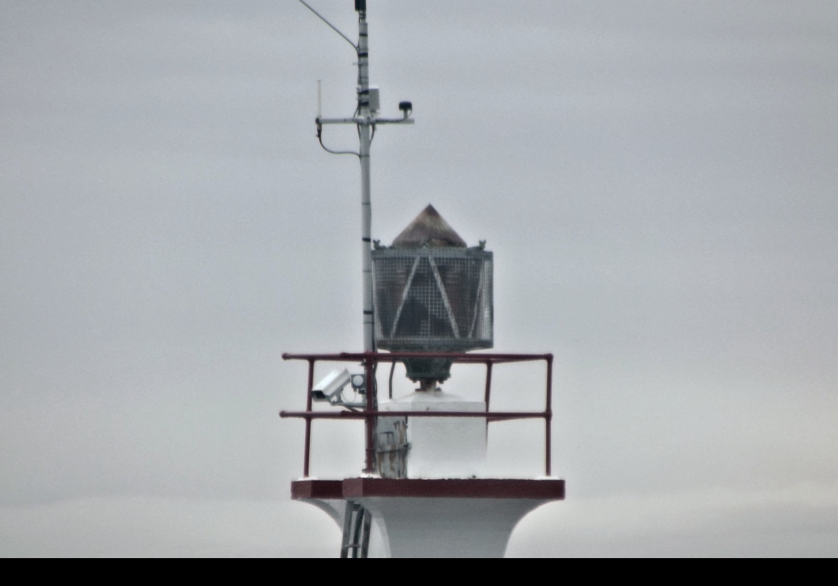 A close-up of the optic. I have been unable to identify what type it is.