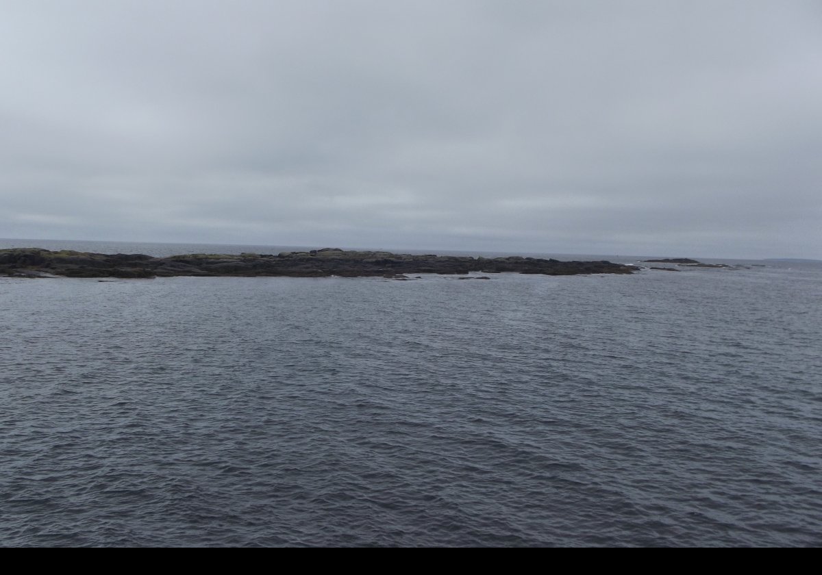 Egg Rock is a small island foughly midway between Mount Desert Island to the west, and Turtle Island (off the coast of the Schoodic Peninsular) to the east. It is long and thin, about 500 mt or 547 yards on its longest axis.