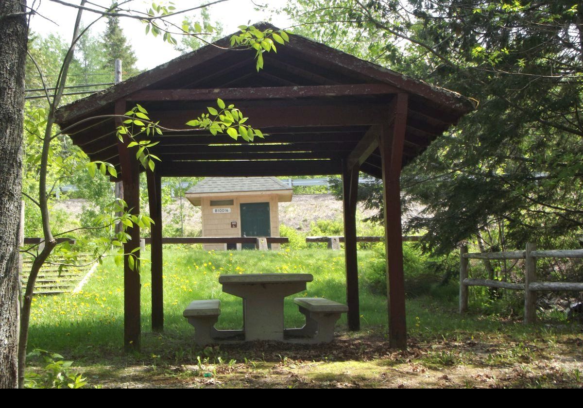 The picnic area adjacent to the lighthouse parking lot.