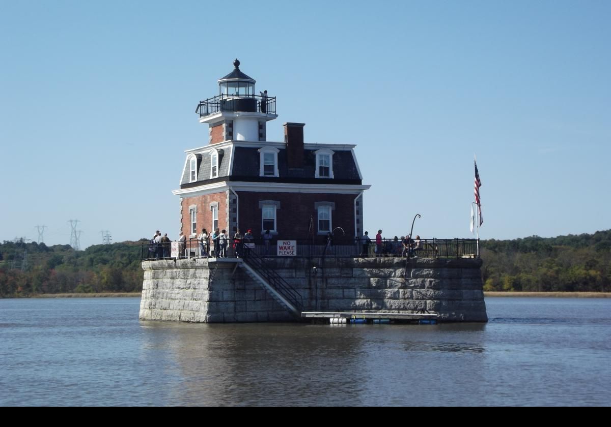 Its purpose was to protect ships from Middle Ground Flats, a large mud flat in the river that is submerged at high tide. By 1926, the lantern had been fitted with a fifth-order Fresnel lens, and it was automated in 1949.