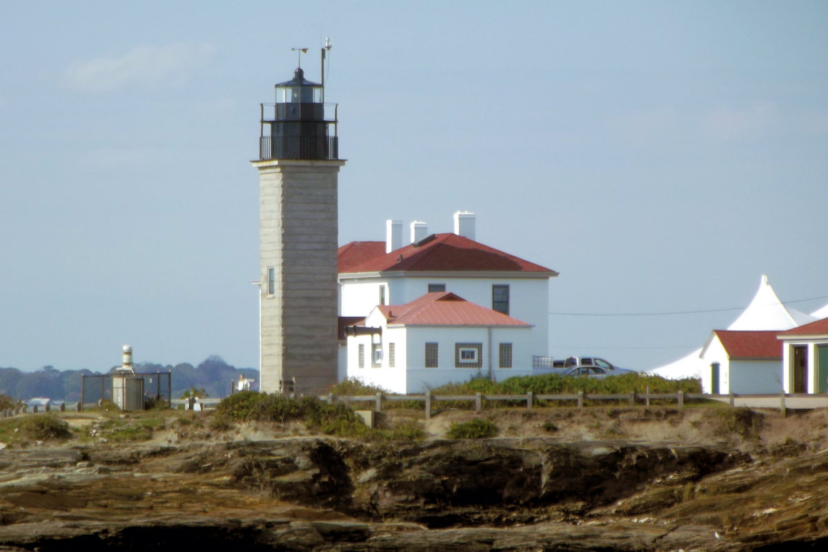 Walking up to the lighthouse from the car-park. The house nearest to the tower is the main keeper's residence; the other belonged to the assistant keeper and is now the museum. Unfortunately, the museum opens only from May to October.