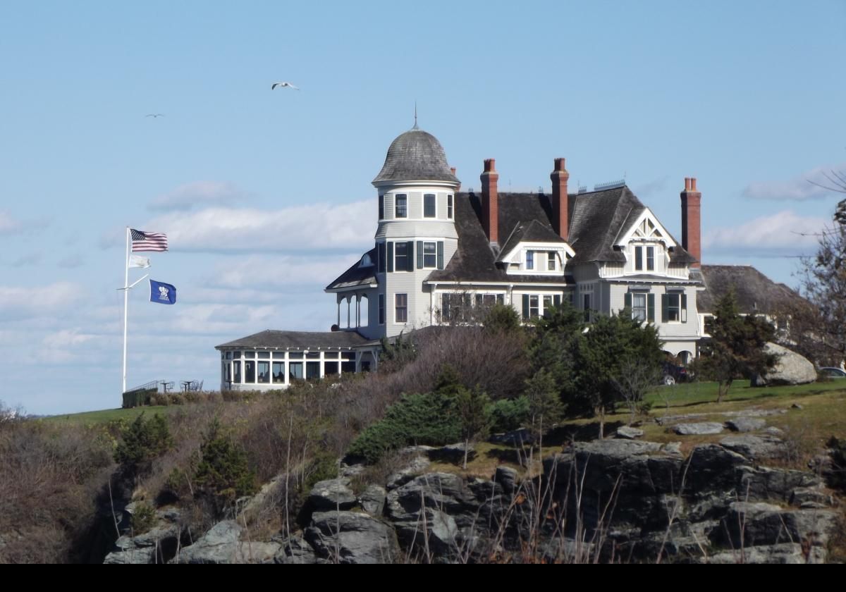 The Castle Hill Inn. Although not sign posted, the lighthouse is accessible from the path at the far end of the car park of the Castle Hill Inn.