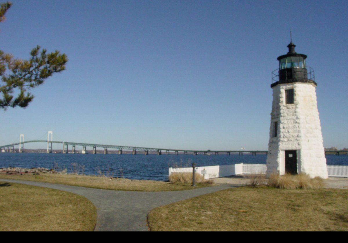 Since 2005, the light shows a fixed green light. Starting in 2006, further restoration work began including stripping and repainting the exterior.