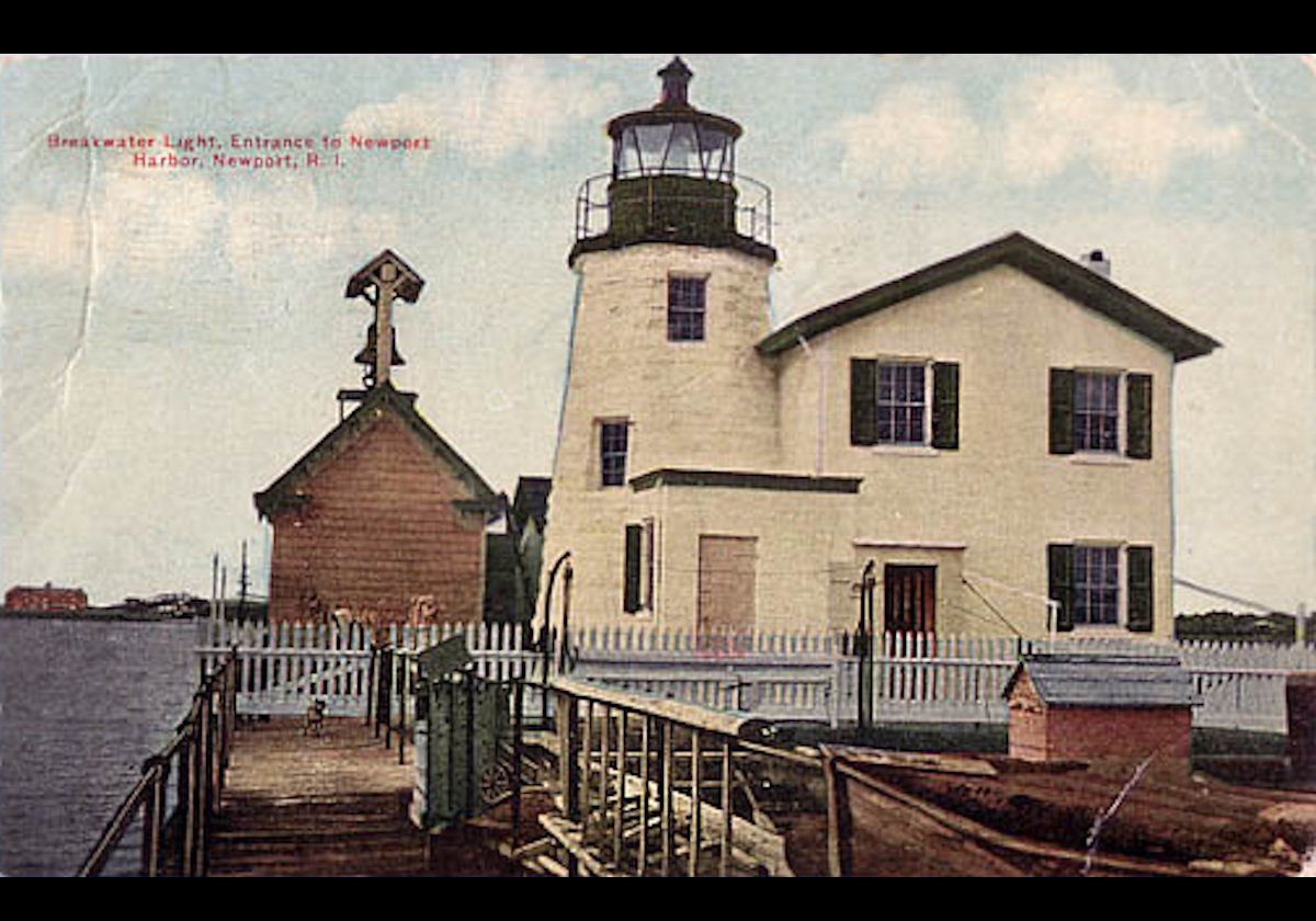 This photograph is taken from a period postcard dated around 1905. It is a close-up showing the keeper's cottage that was built in 1864. The cottage was badly damaged in 1922 when it was hit by a submarine! It has since been torn down.