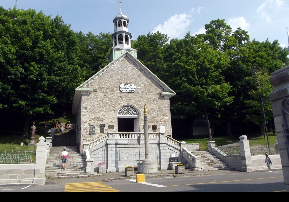 The Memorial Chapel was built in 1878 on the foundation of the transept of the third church (1676-1876) and incorporates much of the material from that church, including the steeple.