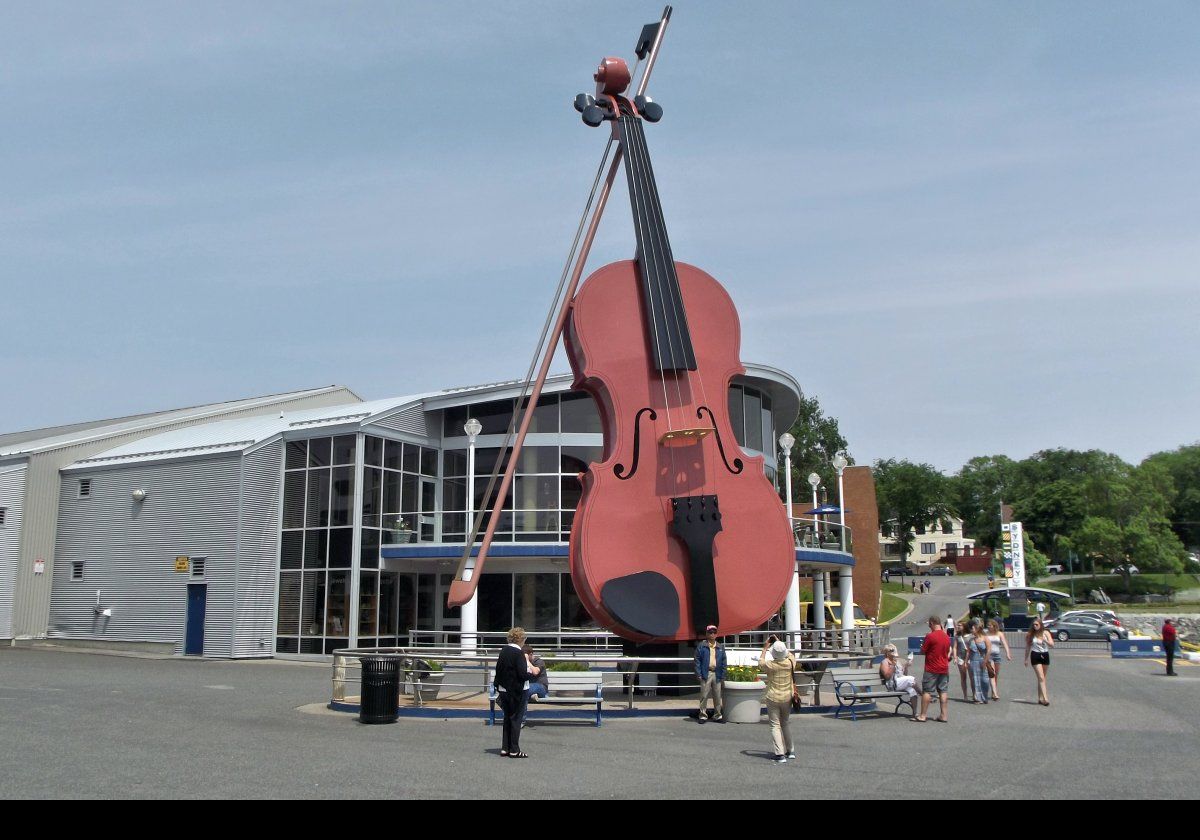 Located on the Sydney waterfront, this is the largest violin in the world.