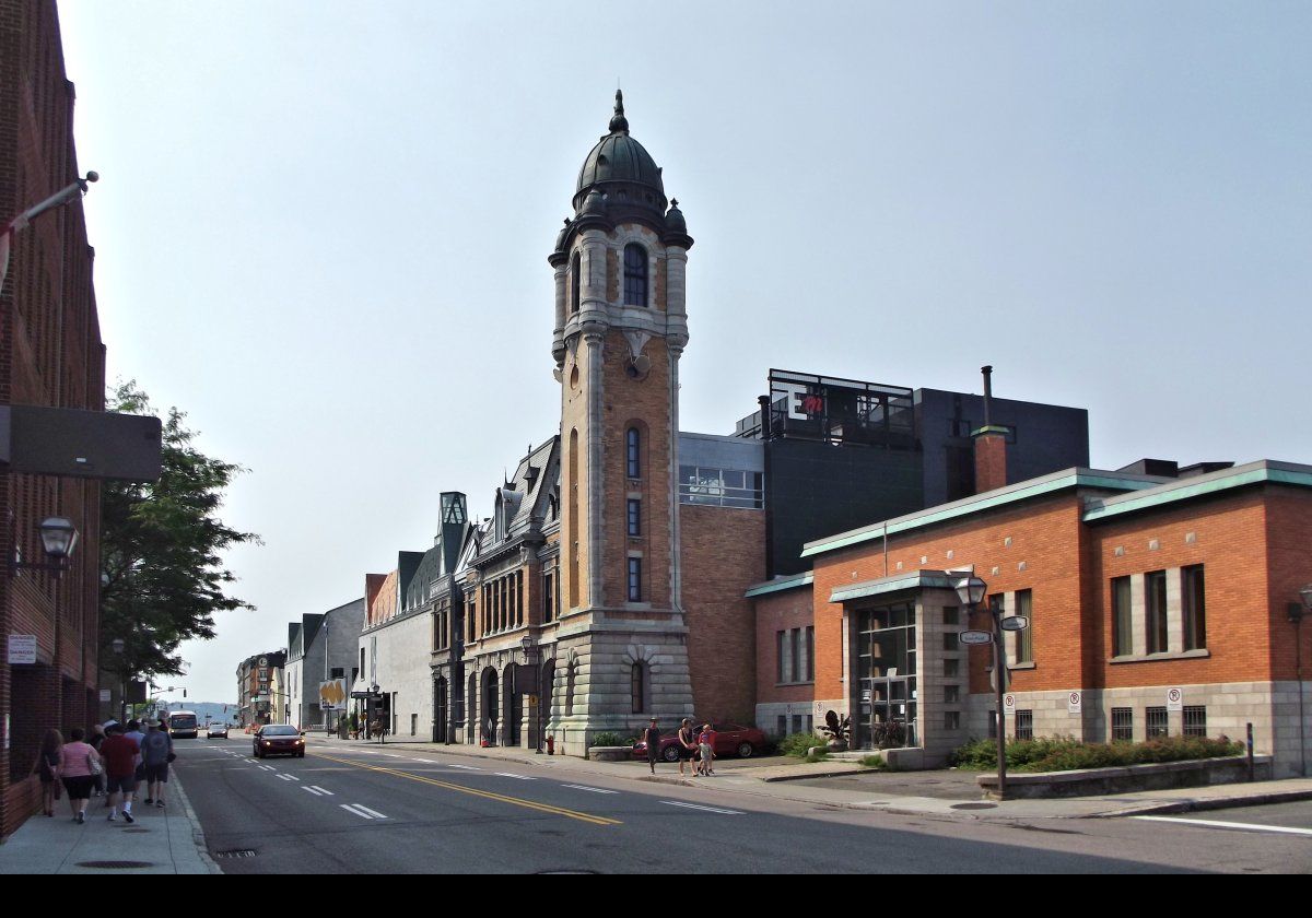 Firehouse #5 was built early in the 20th century, in the Second Empire style.  Designed by Georges-Émile Tanguay who also built City Hall in Quebec, it could accomodate four fire trucks; horse drawn, of course!  The tower was used for hanging fire hoses out to dry.  After substantial restoration, on June 2nd 1997 it became La Caserne, a cultural & conference centre.