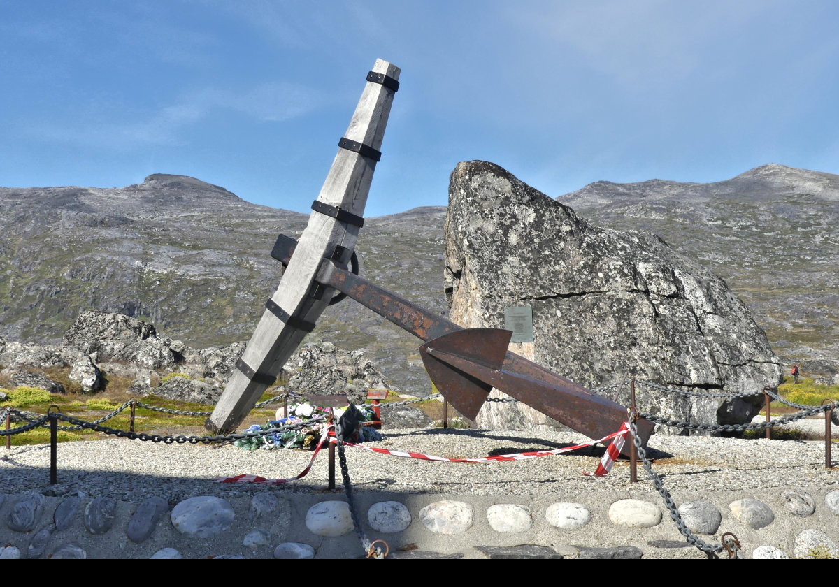 A large anchor. I guess it is a tribute to drowned seamen.