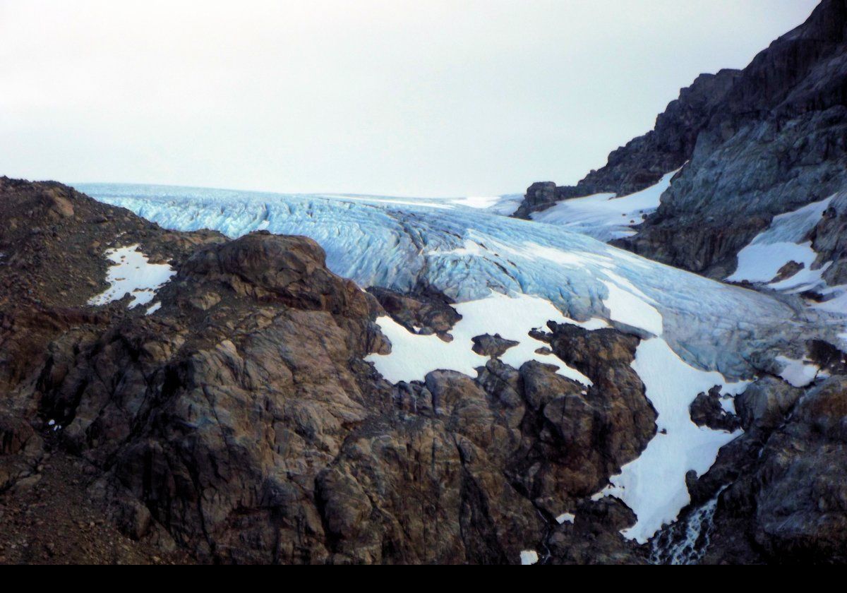 A magnificent hanging glacier.