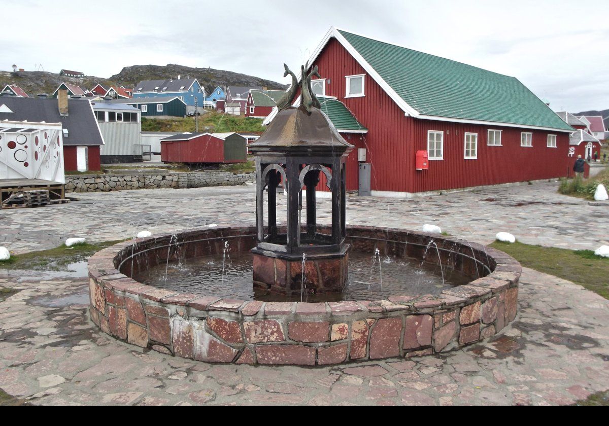 Completed in 1932, Mindebrønden is the oldest fountain in Greenland. There are four whales on top of the fountain spouting water from their blowholes.