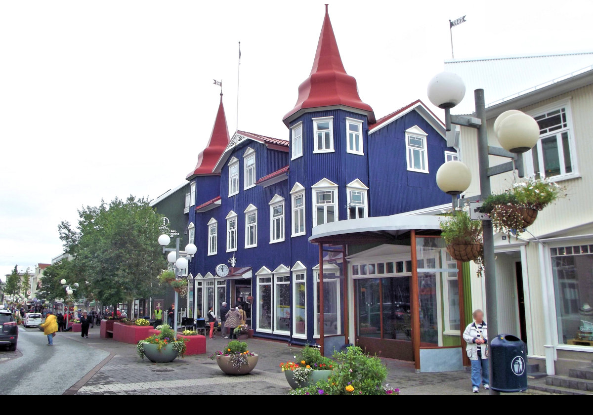 Here we are right in the town center. The blue building is the Blaa Kannan cafe.