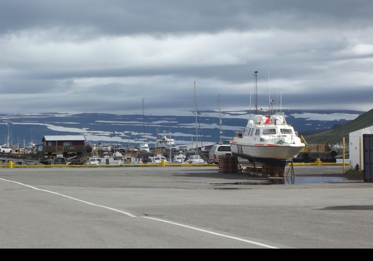 Looking at some of the boats as we head through the dock area into town.