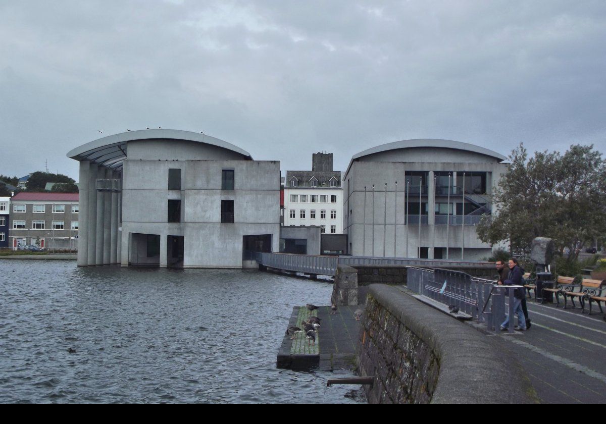 Constructed in 1992, Reykjavík's City Hall, "Ráðhús Reykjavíkur", is located on the Tjörnin. In addition to various offices, e.g. the mayor, there is a very large relief map of Iceland I show in the next few pictures.