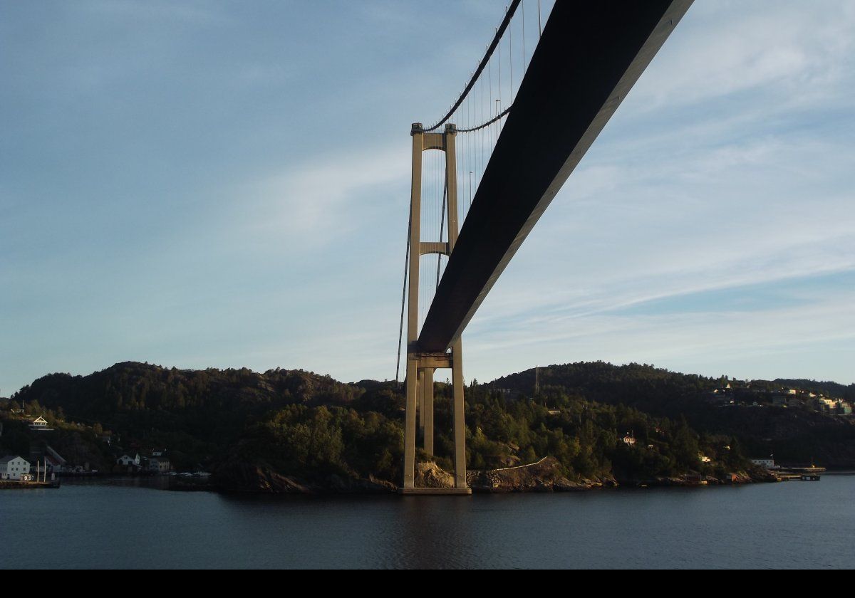 Construction of the Askøy suspension bridge started in 1989 and finished in 1992. It is 1,057 meters (3,468 ft) long with a main span of 850 meters (2,789 ft), and crosses the Byfjorden. The 2 concrete pylons are 152 meters (500 ft) tall.