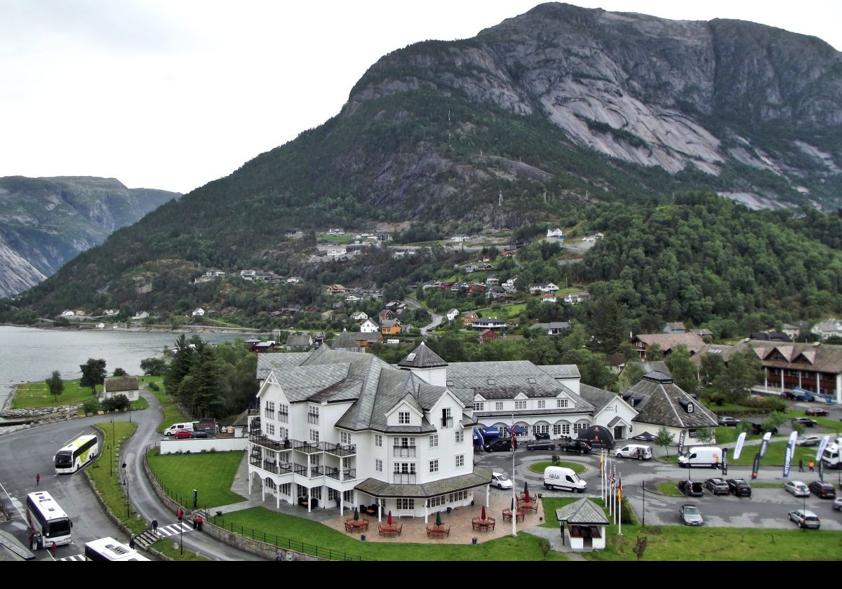 The Quality Hotel Vøringfoss in the center forground with part of the town beyond.