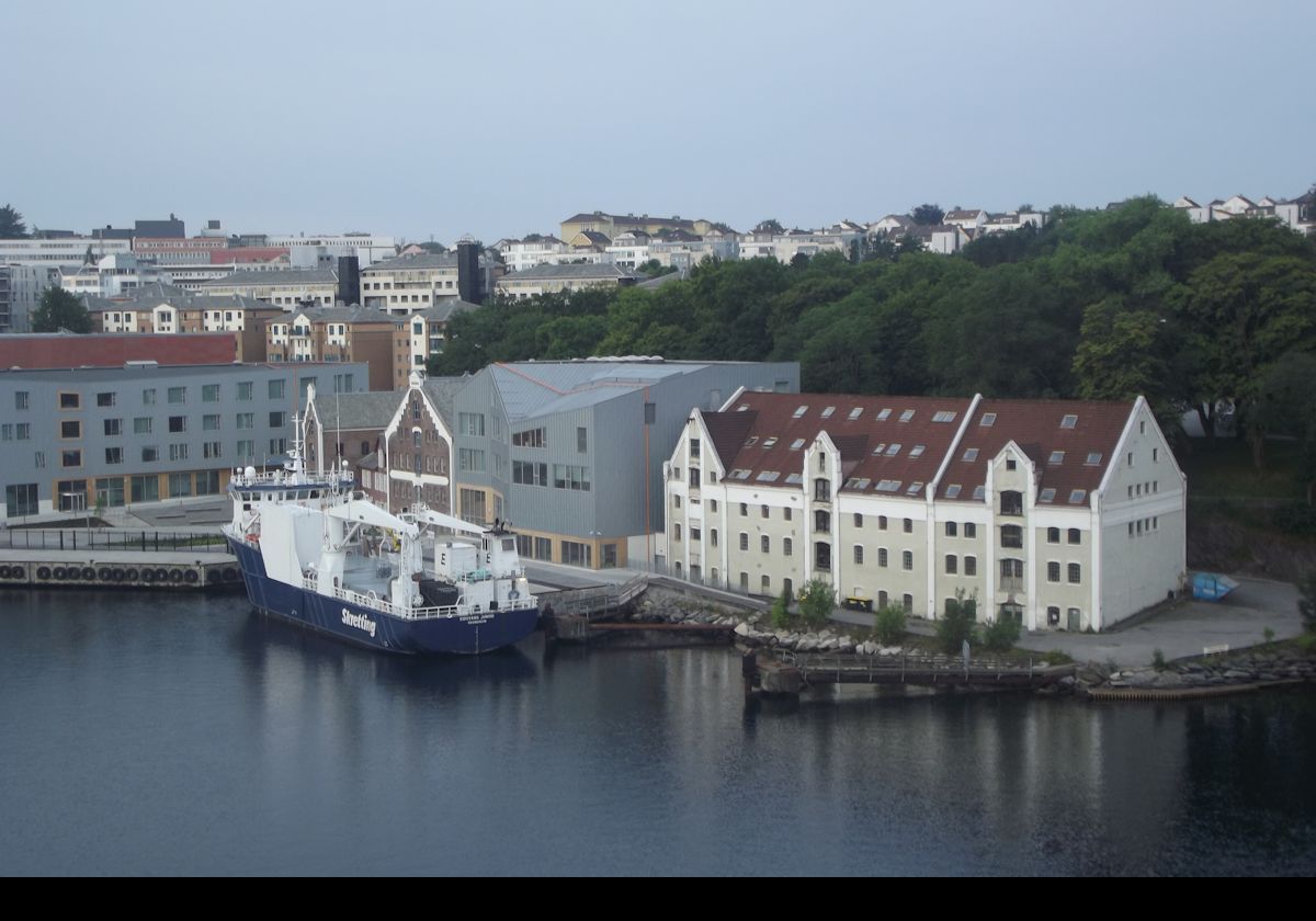 The gray building near the center is a school. To the right is the new Stavanger Katedralskole or Cathedral School campus in Bjergsted.