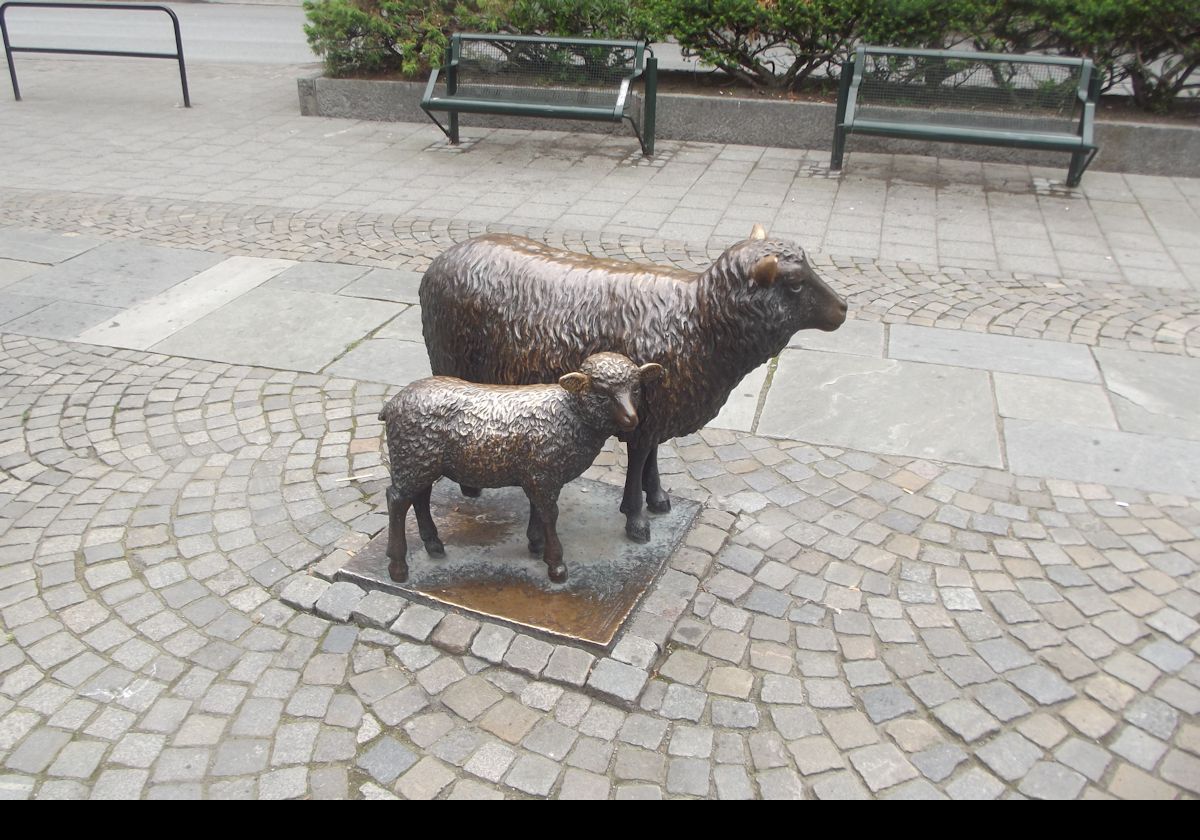 This sculpture is called, appropriately, "Sau og lam" or sheep and lamb. It is by Svein Magnus Håvardstein (1942 to 2013). He was born on the island of Rennesøy, now a part of Stavanger.