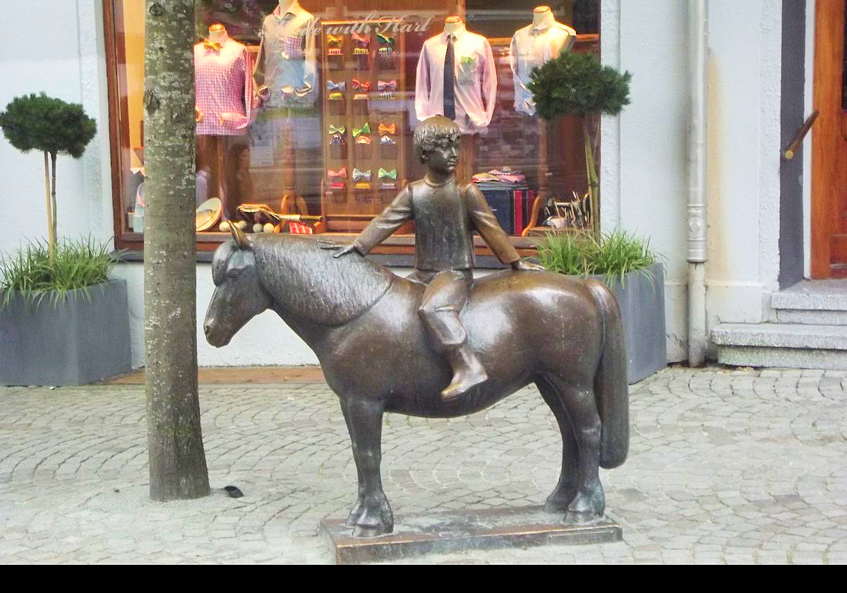 "The boy and the Pony" sculpted by Ottar Espeland. It was a gift from the Hetland Sparebank in 1976.