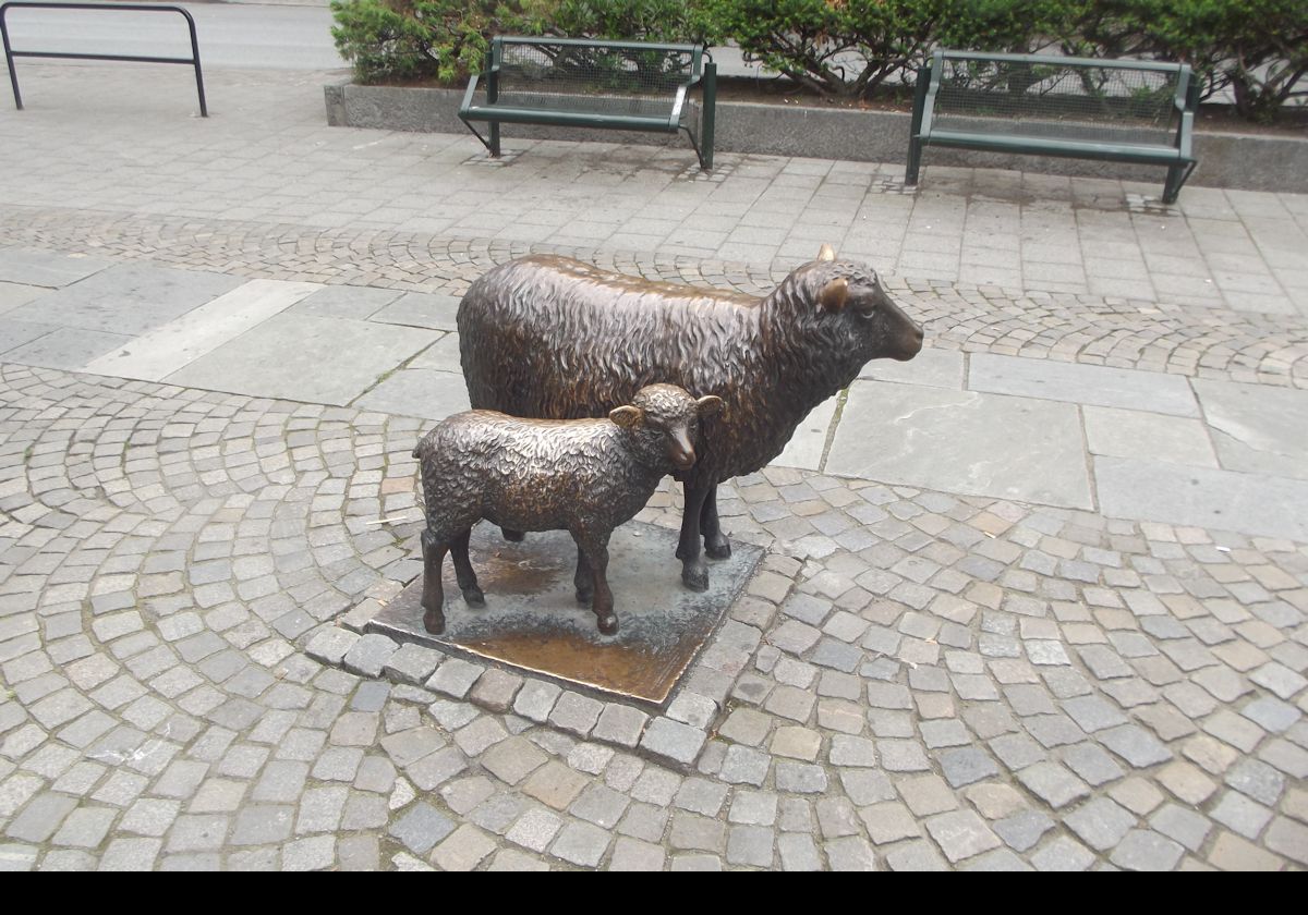 This sculpture is called, appropriately, "Sau og lam" or sheep and lamb.  It is by Svein Magnus Håvardstein (1942 to 2013).  He was born on the island of Rennesøy, now a part of Stavanger.  