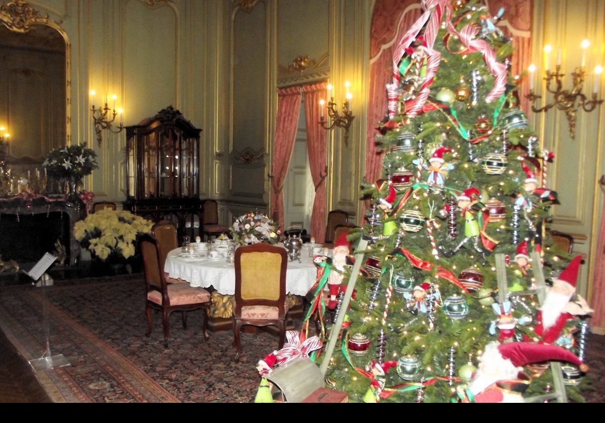 A dining room, together with another view of the Christmas tree from the previous picture.
