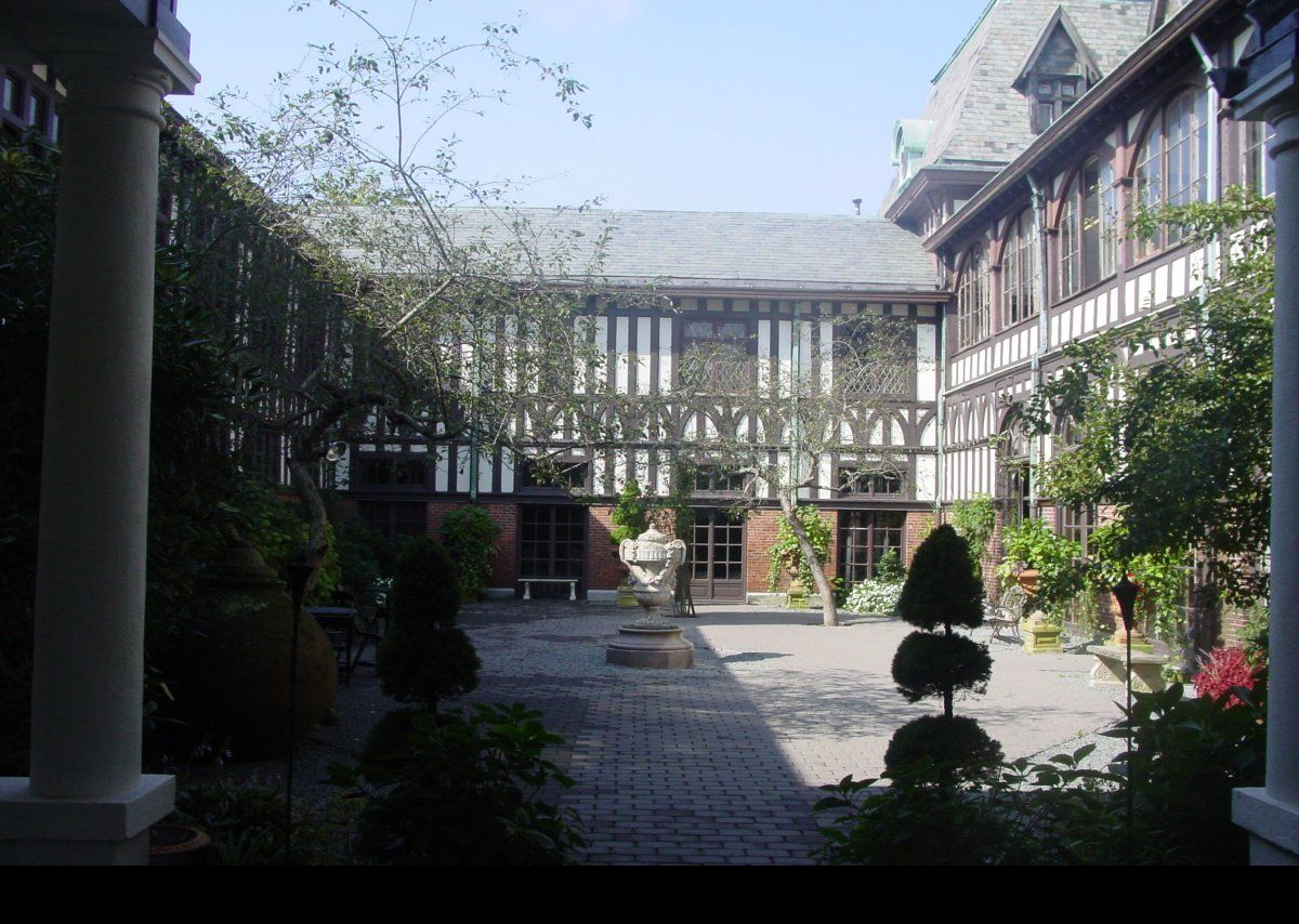 As something of a horse lover, the entire ground floor comprised carriage houses and stables, with the living accommodation above on the second and third floors. Belmont married Alva Vanderbilt, ex-wife of William Vanderbilt, in 1896. She was keen to make her mark on the house, so one of her first changes was the conversion of the carriage room into a banqueting hall.