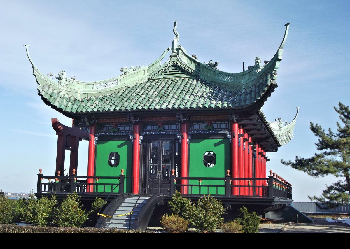 The Chinese Tea House was designed in 1913 by Joseph & Richard Howland Hunt. They modeled it on twelfth century Sung dynasty temples in southern China. The roof comprises terra cotta tiles, glazed in pale green, and the roof is decorated with Chinese style dragons.