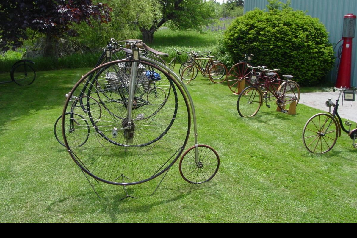 Here is a selection of pictures of a few of the hundred or so cars at the Seal Cove Automobile Museum. The emphasis of the collection is the "Brass Era" from around 1895 to 1917. Their website includes complete listings of the cars and motorcycles that are on display.