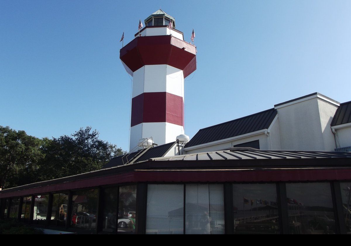 The lighthouse shows a white flashing light with a period of 2.5 seconds. It is visible for up to 24 km (15 miles).